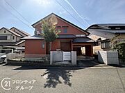 外観は周囲の街並みに美しく調和するシンプルなデザインです。