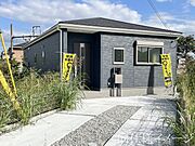＼同仕様写真／外壁にサイディング材を使用したおしゃれな外観。色柄バリエーションが豊富なため、住まいの表情を豊かに表現してくれます。また、雨で汚れを落としてくれるので、綺麗な外観が長続きします！