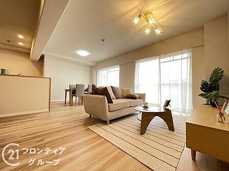 リビングは、シンプルでありながらもスタイリッシュなデザインです。快適な暮らしをサポートします。