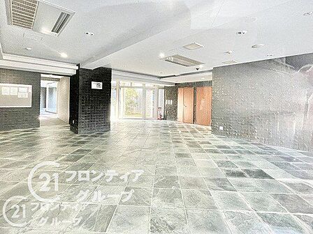シンプルなロビーですが、住む人にとって居心地の良い空間を提供します
