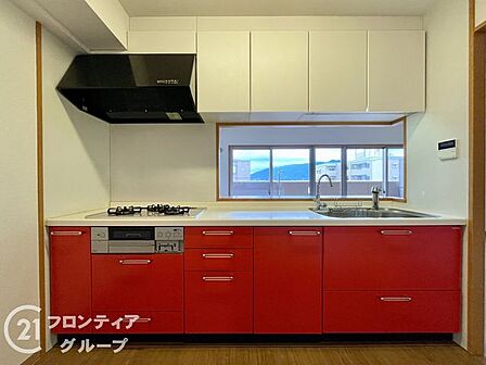 広々とした作業スペースがあり、料理がしやすく、快適なキッチンです