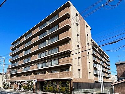 外観：街のランドマークとしてそびえ立つ気品あふれる佇まいが魅力です　駅直結の利便性とコンシェルジュによる手厚いサポートが住まう方のプライバシーとステータスを優しく守ります