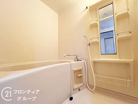 ゆったりとした広さの浴槽で足を伸ばせば、日々の忙しさを忘れて心身ともにリフレッシュできそうですね！窓から差し込む光が心地よく、朝のシャワータイムも爽やかな気分で迎えられそうですね！