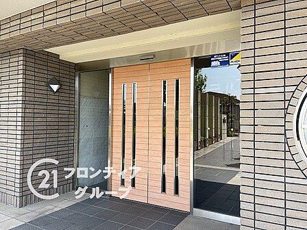 温かみのあるエントランスは、住む人を優しく迎え、訪れる人にも心地よい印象を与える魅力的な空間です!