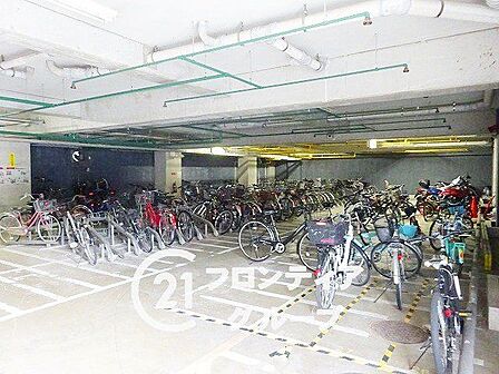 整理整頓された駐輪スペースなど、共用部分の隅々まで管理が行き届いています。住人専用の設備が充実しているため、日々の生活動線がスムーズになり、忙しい毎日の中でもゆとりある時間を確保できます