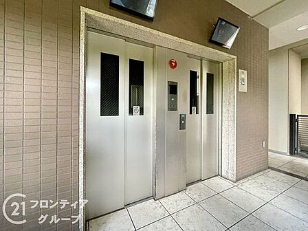毎日利用するエレベーターホールは、高級感あふれるタイル貼りのデザインで統一されています。防犯カメラのモニターも設置されており、毎日の暮らしを優しく見守ってくれる安心感があるのは嬉しいポイントです