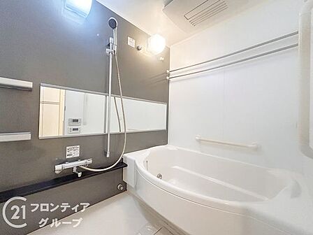 シックなアクセントパネルが落ち着いた雰囲気を醸し出すバスルームです。広々とした浴槽で一日の疲れをゆったりと癒やすことができ、プライベートなリラックスタイムを心ゆくまで堪能できます