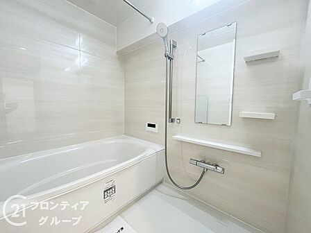 清潔感あふれる広々とした空間で、まるで高級ホテルのようなリラックスタイムを過ごせそうですね！毎晩のバスタイムが待ち遠しくなるような、心地よい開放感に満ちた場所ですね！