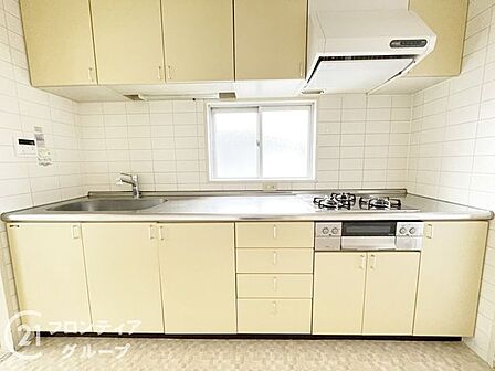 【リフォーム前】使い勝手の良いキッチンには効率よく調理が進む3口コンロを採用。広々としたワークトップと豊富な収納スペースも備わり、お料理のレパートリーが広がる喜びを届けてくれる機能的な設計！