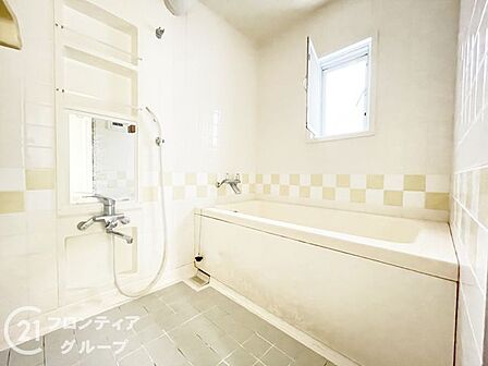 【リフォーム前】一日の疲れを優しく癒してくれる、落ち着いた雰囲気のバスルーム。清潔感のある色調でまとめられた空間は、心からリラックスできるプライベートタイムを演出しますね。