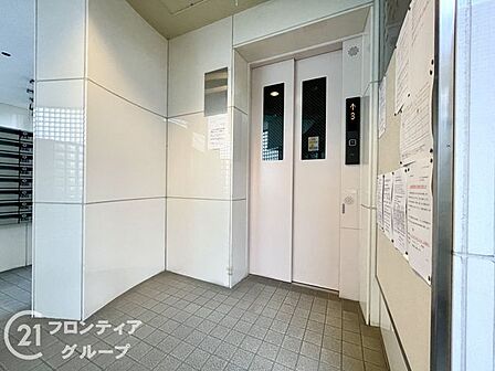 毎日の移動で利用する共用スペースがこれほど綺麗だと、朝から気持ちよく出発できますね！機能的な設備と落ち着いた色調に包まれて、住まい全体への愛着がどんどん深まっていきそうですね！