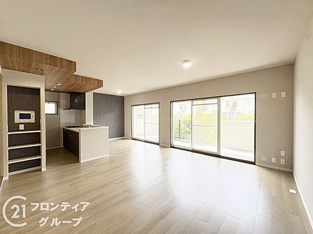 隣接するお部屋と繋げればさらに広々とした大空間になり、ライフスタイルに合わせた自由な使い方ができますね!家族が自然と集まる温かい雰囲気は、このマンションならではの大きな魅力ですね!