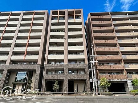 都会の空に映える重厚感あふれる外観が、住まう人の誇りを満たしてくれます。洗練されたデザインと落ち着いた色調が融合し、街のランドマークとして圧倒的な存在感を放つ、まさにプレミアムな住まいの象徴です