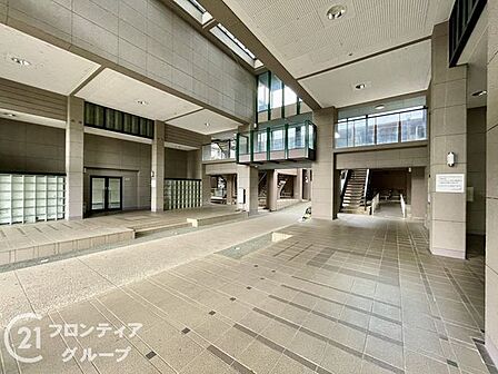 広々としたロビーにはコンシェルジュが控えており、住まう方の快適な生活を細やかにサポートします。大きな窓から光が差し込む明るい空間で、待ち合わせや憩いのひとときを優雅に過ごせます