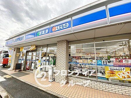 ローソン大和高田今里店 徒歩10分。 730m
