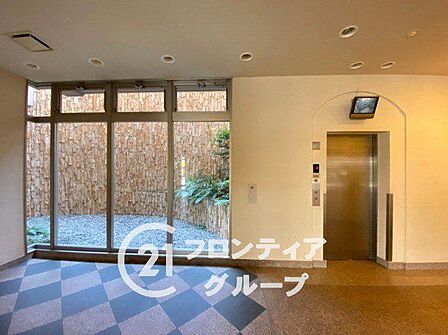 ガラス越しに見える緑が目に優しく、建物の中にいながら自然を身近に感じられるのが素敵ですね!隅々まで清掃が行き届いた廊下や共有スペースは、日々の暮らしに大きな安心感を与えてくれますね!