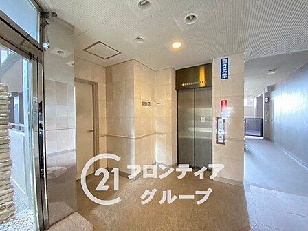 細部にまでこだわりを感じさせる内廊下設計が、プライバシーを保護しながら静謐な住環境を守ります。清潔感あふれるモダンなデザインが、住戸へと続く道のりまでも優雅に彩ります