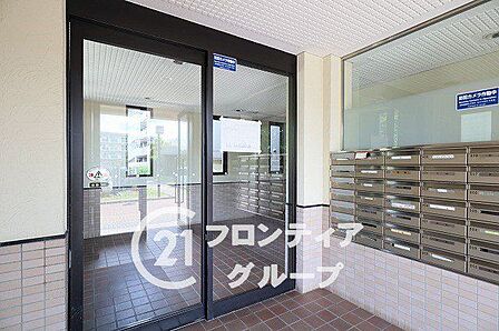 マンションのロビーは、住民の皆様が集うコミュニケーションの場であり、憩いの場です。シンプルなロビーですが、住む人にとって居心地の良い空間を提供します