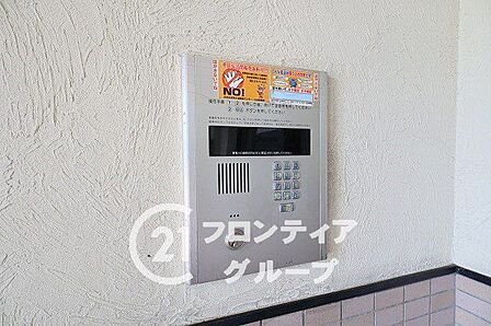 オートロックシステムは、住民の安全を守るための高いセキュリティ機能を提供しています。マンションエントランスに設置され、不審者の侵入を防ぎ、住民に安心感を与えます。