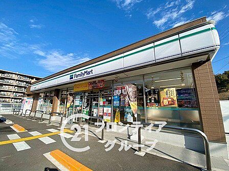 ファミリーマート奈良鶴舞西店 徒歩14分。 1080m