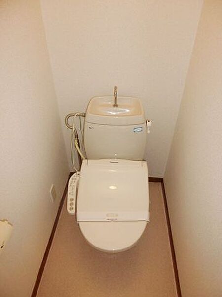 画像10:温水洗浄便座付きのトイレです