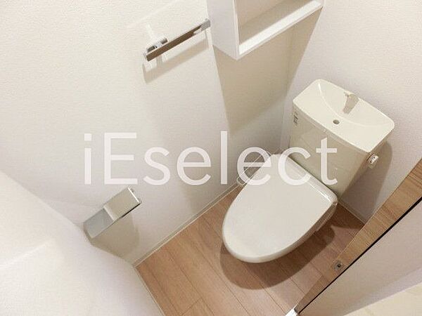 画像12:温水洗浄便座付きのトイレです?