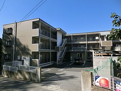 外観：閑静な住宅街にある単身向け賃貸物件