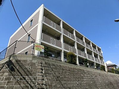 外観：高台で日当たり良好なマンションです。