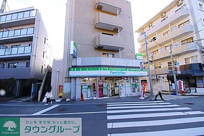 周辺：ファミリーマート 三軒茶屋一丁目店 徒歩7分。 520m