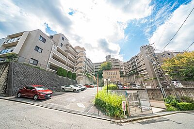 外観:閑静な高台に佇む、多層階の集合住宅。開放的なバルコニーが連なり、陽光が降り注ぐ快適な暮らしを演出します。駐車場も完備されており、お車での移動もスムーズです。 外観:閑静な高台に佇む、多層階の集合住宅。開放的なバルコニーが連なり、陽光が降り注ぐ快適な暮らしを演出します。駐車場も完備されており、お車での移動もスムーズです。