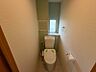 トイレ：窓からの採光で明るい印象のトイレ空間です。