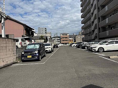 敷地外平面駐車場　　13500円/月