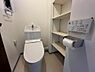 トイレ：トイレにも側面に収納棚があり便利です