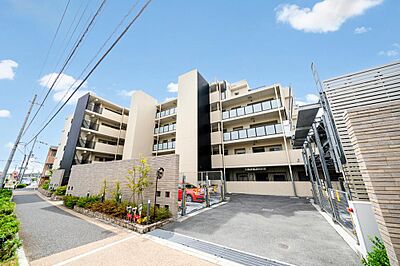 外観:堂々とした佇まいの低層マンション。アプローチには植栽が施され、洗練された印象を与えます。平置き駐車場も確保されており、お車での生活にも配慮された物件です。 外観:堂々とした佇まいの低層マンション。アプローチには植栽が施され、洗練された印象を与えます。平置き駐車場も確保されており、お車での生活にも配慮された物件です。