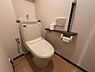トイレ：手洗いカウンター付きトイレは、空間を有効活用しながら清潔を保ちます。ウォシュレット操作パネルも手の届く位置に設置されており、毎日を快適に過ごせる工夫が施されています。