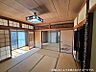 その他：趣のある和室は、陽光が差し込む縁側から自然の移ろいを感じられます。伝統的な美しさが、日々の暮らしに安らぎをもたらします。