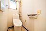 トイレ：【トイレ】すっきりとしたフォルムの一体型トイレです。
