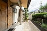 その他：趣のある門構えが印象的な住まい。季節の移ろいを感じさせる庭木が、訪れる人を優しく迎えます。心地よい暮らしがここから始まります。
