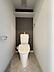 トイレ：アクセントクロスが印象的なトイレ空間。上部の棚は、お好みで装飾や収納にご活用いただけます。日々の暮らしを快適にする設備が整っています。