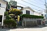 外観：緑豊かな植栽が魅力的な邸宅。広い前面道路で車の出し入れもスムーズです。落ち着いた住環境で、ゆとりの暮らしを始めてみませんか。