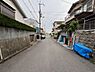 その他：閑静な住宅街に位置し、落ち着いた暮らしを実現できます。緑豊かな生垣が目を楽しませ、穏やかな日常を演出します。