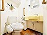 トイレ：温水洗浄便座と独立手洗い器を備えたトイレは、清潔感があり快適な空間を演出。木の温もりを感じさせる手すりも設置されています。