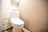 トイレ：洗浄便座一体型トイレです。