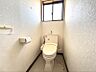 トイレ：窓付きの2階トイレは換気もしやすく、いつでも清潔に保てます。落ち着いた色合いの壁紙が空間を明るく演出します。