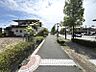 その他：緑豊かな並木道に面した現地。舗装された歩道は整備されており、日々のお散歩にも適した住環境です。