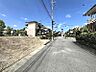 その他：穏やかな住環境が広がる現地前面道路。開放感のある青空の下、新生活のイメージが膨らみます。