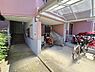 その他：明るい日差しが差し込む、集合住宅のエントランス。棟別に配置されている屋根付きの駐輪スペースで、雨の日も安心です。
