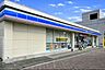 周辺：ローソン 三田フラワータウン駅前店（909m）