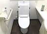 トイレ：清潔感のある白を基調とした温水洗浄機付トイレは、手洗いカウンターと収納棚も完備。快適な空間で、毎日を気持ちよくスタートできます。