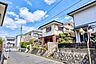 外観：青空が広がる穏やかな住環境。閑静な住宅街で、新生活を始めてみませんか。前面道路は車の通行量も少なく、落ち着いて暮らせるでしょう。